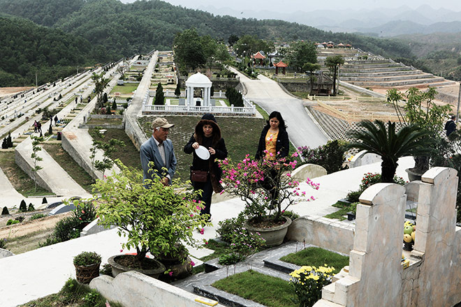 Đốt thẻ ATM, iPhone… cho tổ tiên dịp Tết thanh minh